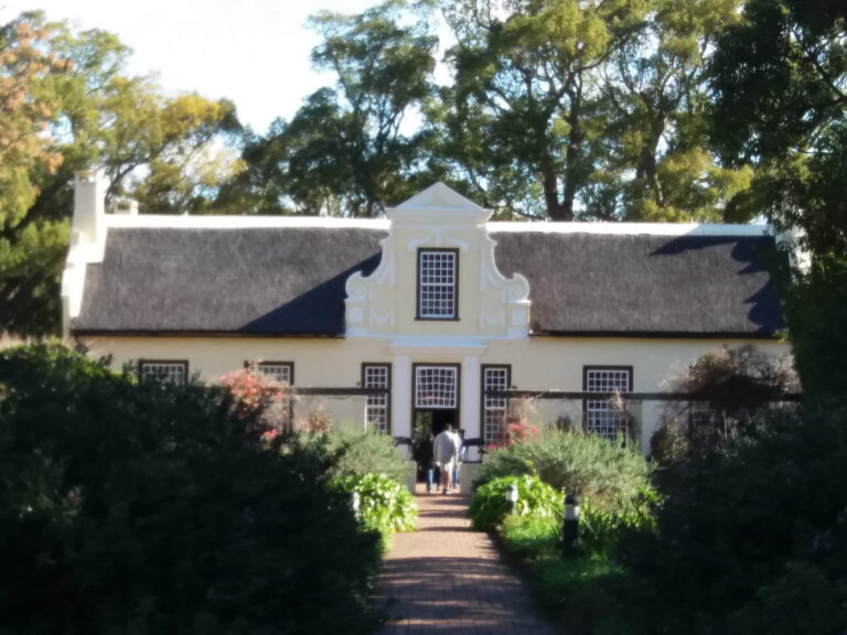 Historisches Weingut mit typisch holländischer Architektur in Südafrika - Genießen Sie die Tradition mit Vinvac!