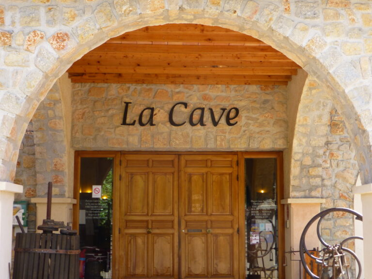 Eingang zum Weinkeller 'La Cave': Treten Sie ein in eine Welt voller Geschmack und Tradition - Erleben Sie den Zauber des Weins mit Vinvac!