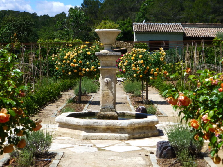Südfranzösischer Garten mit typischem Brunnen - Erleben Sie die Schönheit von Südfrankreich bei Vinva
