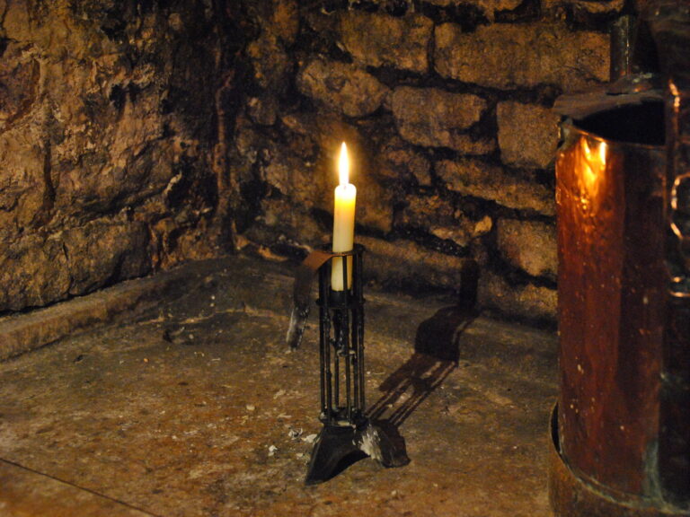 Romantische Kerzenbeleuchtung in einem historischen Weinkeller - Erleben Sie die Magie von Vinvac