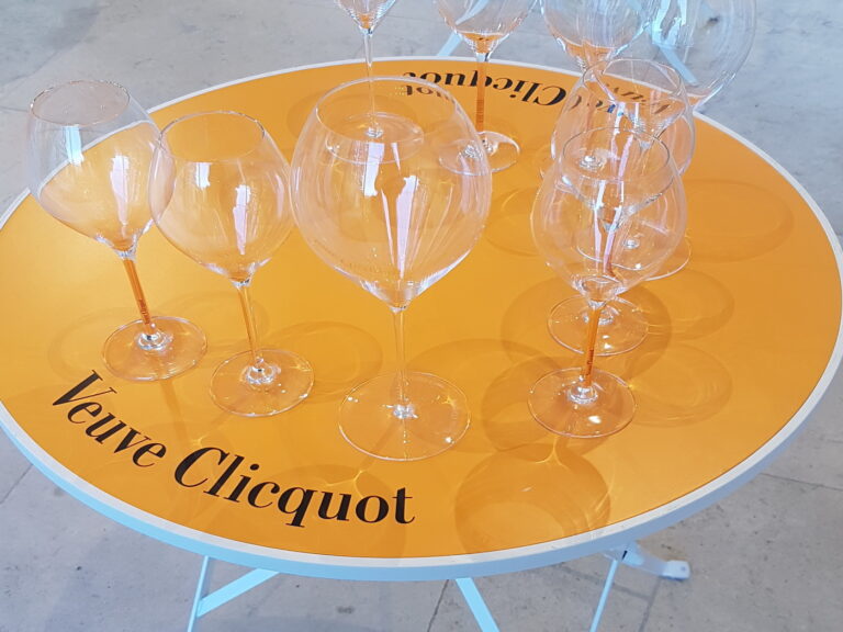 Stilvoller Gartentisch im Champagnerhaus Veuve Clicquot: Genießen Sie die Eleganz und den Luxus des Champagners mit Vinvac