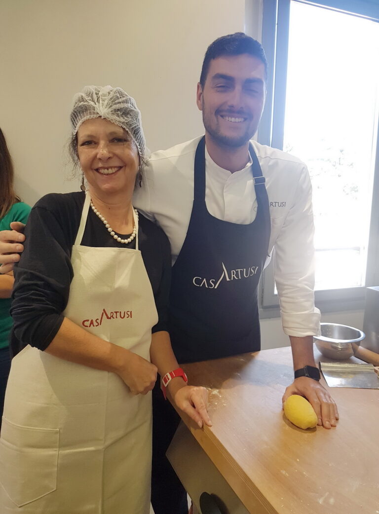 Kulinarische Kreativität: Teilnehmer und junger Koch kneten Teig während eines lebendigen Pasta-Workshops - Erleben Sie die Leidenschaft für gutes Essen mit Vinvac!
