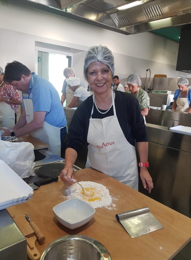 Erlebnis Pasta-Workshop: Ein Teilnehmer bereitet mit Begeisterung hausgemachte Pasta zu - Tauchen Sie ein in die Welt der italienischen Küche mit Vinvac!